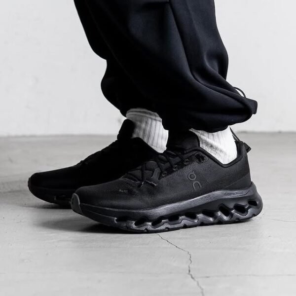 ON Cloudtilt trainers Full Black