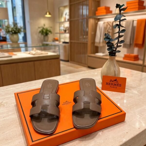 Hermès Oran Sandal - Taupe